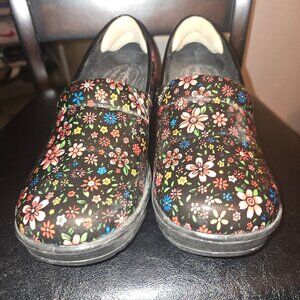 Slip resistant clogs